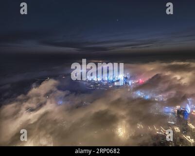 (180422) -- PECHINO, 22 aprile 2018 -- foto aerea scattata il 20 aprile 2018 mostra la vista della nebbia dell'avvento sopra Qingdao, una città costiera nella provincia dello Shandong della Cina orientale. ) XINHUA PHOTO WEEKLY CHOICES (CN) LuxHui PUBLICATIONxNOTxINxCHN Foto Stock