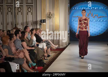 (180423) -- BUDAPEST, 23 aprile 2018 -- Un modello presenta una creazione della designer ungherese Reka Orosz durante la Budapest Fashion Week a Budapest, in Ungheria, 22 aprile 2018. ) (Jmmn) UNGHERIA-BUDAPEST-SETTIMANA DELLA MODA AttilaxVolgyi PUBLICATIONxNOTxINxCHN Foto Stock