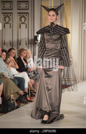 (180423) -- BUDAPEST, 23 aprile 2018 -- Un modello presenta una creazione del marchio serbo Mystical della designer Maja Krsmanovic durante la Budapest Fashion Week a Budapest, in Ungheria, 22 aprile 2018. ) (Jmmn) UNGHERIA-BUDAPEST-SETTIMANA DELLA MODA AttilaxVolgyi PUBLICATIONxNOTxINxCHN Foto Stock