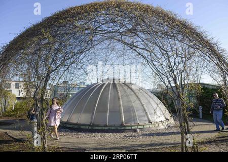 (180423) -- VARSAVIA, 23 aprile 2018 -- la gente cammina nel giardino pensile della Biblioteca Universitaria di Varsavia, Polonia, il 20 aprile 2018. Il giardino botanico della Biblioteca Universitaria di Varsavia e' uno dei piu' grandi giardini sul tetto d'Europa, che copre oltre un ettaro di area. (Jmmn) POLAND-WARSAW-LIBRARY JaapxArriens PUBLICATIONxNOTxINxCHN Foto Stock