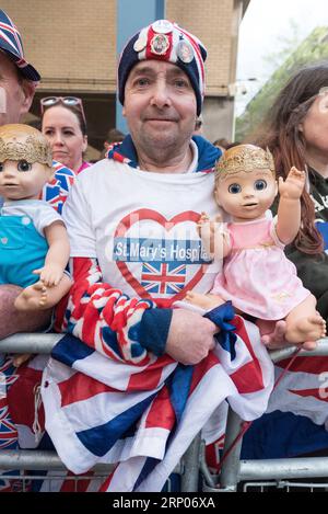 (180423) -- LONDRA, 23 aprile 2018 -- Un benestante della famiglia reale britannica aspetta fuori dall'ala Lindo del St Mary's Hospital dove Catherine, duchessa di Cambridge, aspetta un terzo figlio a Londra, in Gran Bretagna, il 23 aprile 2018. ) (hy) BRITAIN-LONDON-PREPARATIONS-ROYAL BABY RayxTang PUBLICATIONxNOTxINxCHN Foto Stock