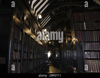 (180423) -- MANCHESTER, 23 aprile 2018 -- foto scattata il 16 aprile 2018 mostra libri antichi e manoscritti nella Chetham's Library di Manchester, in Gran Bretagna. La Chetham's Library è una delle più antiche biblioteche pubbliche libere sopravvissute nel mondo anglofono. (wtc) BRITAIN-MANCHESTER-WORLD BOOK DAY HanxYan PUBLICATIONxNOTxINxCHN Foto Stock