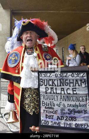 (180423) -- LONDRA, 23 aprile 2018 -- Un uomo vestito come un grido di città grida fuori dell'ala Lindo del St Mary's Hospital dopo che la Gran Bretagna Caterina, la duchessa di Cambridge, diede alla luce un figlio, a Londra, in Gran Bretagna, il 23 aprile 2018. ) (hy) BRITAIN-LONDON-ROYAL BABY StephenxChung PUBLICATIONxNOTxINxCHN Foto Stock