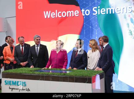 180423 -- HANNOVER GERMANIA, 23 aprile 2018 -- la cancelliera tedesca Angela Merkel 4th R, Front e il presidente messicano Enrique pena Nieto 3rd R, Front visitano lo stand di Siemens durante la Fiera di Hannover 2018 ad Hannover, Germania, il 23 aprile 2018. La Fiera di Hannover, la principale fiera industriale del mondo, ha aperto domenica, come il cancelliere tedesco Angela Merkel ha sottolineato l'importanza del libero scambio. FIERA GERMANIA-HANNOVER-HANNOVER ShanxYuqi PUBLICATIONxNOTxINxCHN Foto Stock