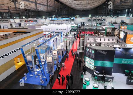 (180423) -- HANNOVER (GERMANIA), 23 aprile 2018 -- foto scattata il 23 aprile 2018 mostra una vista di una sala della Fiera di Hannover 2018 ad Hannover, Germania. La Fiera di Hannover, la principale fiera industriale del mondo, è stata inaugurata domenica, come il cancelliere tedesco Angela Merkel ha sottolineato l'importanza del libero scambio. FIERA GERMANIA-HANNOVER-HANNOVER ShanxYuqi PUBLICATIONxNOTxINxCHN Foto Stock