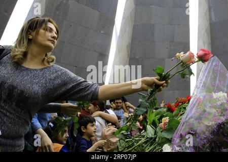 (180424) -- EREVAN, 24 aprile 2018 -- la gente partecipa a una cerimonia che segna il 103° anniversario del genocidio armeno, a Erevan, in Armenia, il 24 aprile 2018. L'Armenia martedì ha commemorato il 103° anniversario del genocidio da parte dell'Impero ottomano, durante il quale sono stati uccisi circa 1,5 milioni di armeni. ARMENIA-EREVAN-GENOCIDE-103ESIMO ANNIVERSARIO GevorgxGhazaryan PUBLICATIONxNOTxINxCHN Foto Stock