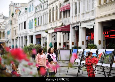 (180425) - HAIKOU, 25 aprile 2018 -- i turisti camminano sull'antica via Qilou ad Haikou, capitale della provincia di Hainan della Cina meridionale, 2 gennaio 2017. Gli edifici Qilou in stile Nanyang sono edifici affittuari di tipo balcone per uso sia residenziale che commerciale. Il primo piano di una casa Qilou è usato come negozio, e parte del secondo piano è appeso al primo piano ed è sostenuto da colonne, formando un riparo di fronte al negozio. La gente vive ai piani superiori. Le case di Qilou si allineano per formare una strada dello shopping, lasciando strapiombi su entrambi i lati della strada per proteggere i pedoni. )(wsw)(zt) CHINA-hai Foto Stock