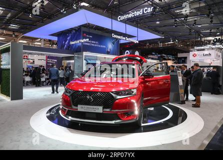 (180425) -- HANNOVER, 25 aprile 2018 -- Un DS 7 Crossback Vehicle del gruppo PSA, utilizzando Connected Vehicle Modula Platform e dotato di tecnologia Huawei per i nuovi servizi connessi, è esposto presso lo stand di Huawei alla Fiera di Hannover 2018 ad Hannover, Germania, 24 aprile 2018. ) (Jmmn) Xinhua titoli: Il Made in China progredisce man mano che l'industria globale subisce una trasformazione ShanxYuqi PUBLICATIONxNOTxINxCHN Foto Stock