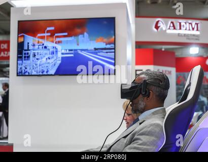 (180425) -- HANNOVER, 25 aprile 2018 -- Un visitatore sperimenta un dispositivo di realtà virtuale presso lo stand di China Aerospace Science and Industry Corporation alla Fiera di Hannover 2018, in Germania, 24 aprile 2018. ) (Jmmn) Xinhua titoli: Il Made in China progredisce man mano che l'industria globale subisce una trasformazione ShanxYuqi PUBLICATIONxNOTxINxCHN Foto Stock