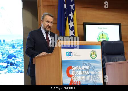 (180425) -- SARAJEVO, 25 aprile 2018 -- il presidente della Presidenza della Bosnia-Erzegovina (BiH) Bakir Izetbegovic interviene alla cerimonia di apertura del nono Forum economico di Sarajevo presso l'edificio parlamentare di Sarajevo, Bosnia-Erzegovina, il 25 aprile 2018. Mercoledì è stato aperto il nono Forum delle imprese di Sarajevo (SBF), che prevede il legame economico tra la Bosnia-Erzegovina e la regione, nonché la cooperazione con gli Stati membri dell'Unione europea (UE). )(rh) BOSNIA-ERZEGOVINA-SARAJEVO-SARAJEVO BUSINESS FORUM HarisxMemija PUBLICATIONxNOTxINxCHN Foto Stock