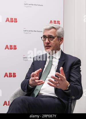 (180425) -- HANNOVER, 25 aprile 2018 -- Ulrich Spiesshofer, amministratore delegato di ABB, parla durante un'intervista esclusiva con Xinhua alla Fiera di Hannover 2018 ad Hannover, in Germania, il 23 aprile 2018. Per quanto riguarda lo sviluppo dell'intelligenza artificiale in Cina, Spiesshofer ha affermato che la Cina sta già giocando e svolgerà un ruolo importante nell'intelligenza artificiale e che è naturale per aziende come ABB lavorare con partner cinesi. ) (wtc) GERMANIA-HANNOVER-ABB-SPIESSHOFER-INTERVISTA ShanxYuqi PUBLICATIONxNOTxINxCHN Foto Stock