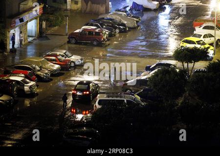 (180425) -- CAIRO, 25 aprile 2018 -- i pedoni camminano sotto la pioggia al Cairo, Egitto, il 25 aprile 2018. Diverse parti del Cairo e Giza hanno assistito a forti piogge con fulmini e tuoni il mercoledì.) EGITTO-CAIRO-PIOGGIA BATTENTE AhmedxGomaa PUBLICATIONxNOTxINxCHN Foto Stock