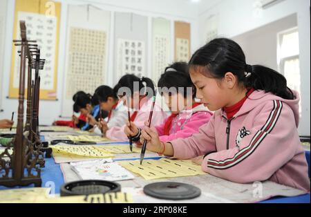 (180426) -- HANZHONG, 26 aprile 2018 -- gli studenti imparano a scrivere calligrafia presso la scuola elementare Zhongxin di Wenquan Township nella contea di Mianxian della città di Hanzhong, provincia dello Shaanxi della Cina nord-occidentale, 25 aprile 2018. La contea di Mianxian è stata colpita da un devastante terremoto che si è concentrato nella contea di Wenchuan nella provincia del Sichuan nella Cina sud-occidentale il 12 maggio 2008. La scuola elementare Zhongxin di Wenquan Township fu ricostruita dopo il terremoto. La struttura di questa scuola è migliorata. Sono state costruite aula di musica, sala per l'insegnamento della calligrafia e biblioteca. Attualmente, ci sono 470 studenti che lo studiano Foto Stock