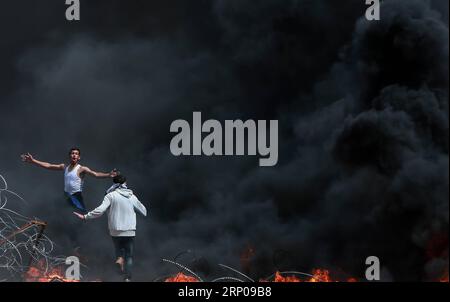 Themen der Woche KW17 Bilder des Tages (180427) -- GAZA, 27 aprile 2018 -- i manifestanti palestinesi prendono parte agli scontri con le truppe israeliane ad est della città di Gaza, il 27 aprile 2018. (dtf) MIDEAST-GAZA-CLASH Stringer PUBLICATIONxNOTxINxCHN Foto Stock