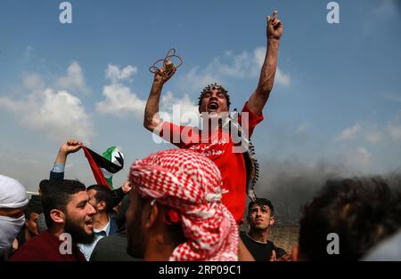 (180427) -- GAZA, 27 aprile 2018 -- i manifestanti palestinesi prendono parte agli scontri con le truppe israeliane ad est della città di Gaza, il 27 aprile 2018. ) (dtf) MIDEAST-GAZA-CLASH Stringer PUBLICATIONxNOTxINxCHN Foto Stock