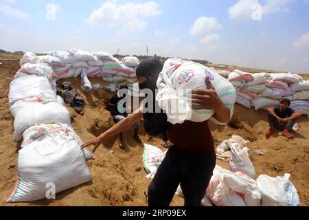 (180427) -- GAZA, 27 aprile 2018 -- i manifestanti palestinesi costruiscono barricate per proteggersi a est del rifugiato Bureij nel centro della Striscia di Gaza, il 27 aprile 2018.) (dtf) MIDEAST-GAZA-BARRICADES YasserxQudih PUBLICATIONxNOTxINxCHN Foto Stock