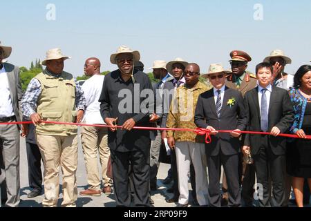 (180427) - WINDHOEK, 27 aprile 2018 - il presidente della Namibia Hage Geingob (2nd L, fronte) taglia il nastro durante una cerimonia per aprire ufficialmente una strada che è stata costruita da una società cinese a Grootfontein, Namibia, 27 aprile 2018. Il presidente della Namibia Hage Geingob venerdì ha ufficialmente aperto una strada che è stata aggiornata agli standard del bitume da China Henan International Cooperation Group Co., Ltd. (CHICO). L'aggiornamento della strada Okamatapati-Grootfontein è una continuazione della strada bitume tra Gobabis e Otjinene che fu inaugurata dall'allora presidente Hifikepunye Pohamba nel 2012. NAMIBIA-GROO Foto Stock