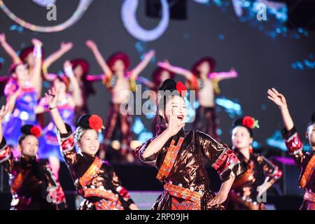 (180428) -- TAIJIANG, 28 aprile 2018 -- persone del gruppo etnico Miao si esibiscono durante la cerimonia di apertura dell'ottava conferenza sull'industria del turismo nella contea di Taijiang, nella provincia di Guizhou, nella Cina sud-occidentale, 27 aprile 2018. ) (wsw) CHINA-GUIZHOU-TAIJIANG-TOURISM CONFERENCE (CN) TaoxLiang PUBLICATIONxNOTxINxCHN Foto Stock