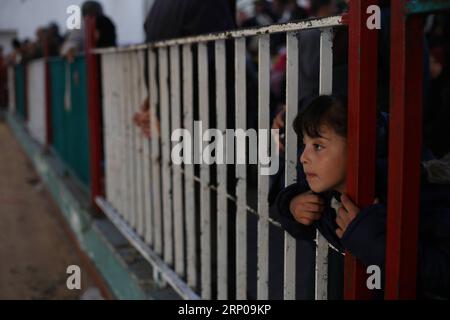 (180428) -- GAZA, 28 aprile 2018 -- Un bambino palestinese attende un permesso di viaggio per entrare in Egitto, a Khan Younis della Striscia di Gaza meridionale il 28 aprile 2018. L'Egitto di sabato ha aperto il valico di Rafah al confine con la Striscia di Gaza palestinese in entrambe le direzioni e lo ha lasciato aperto per tre giorni. ) (Zxj) ATTRAVERSAMENTO MIDEAST-RAFAH APERTURA KhaledxOmar PUBLICATIONxNOTxINxCHN Foto Stock