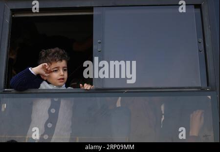 (180428) -- GAZA, 28 aprile 2018 -- Un bambino palestinese guarda da una finestra di un autobus mentre aspetta di entrare in Egitto con la sua famiglia da Khan Younis, nella Striscia di Gaza meridionale, il 28 aprile 2018. L'Egitto di sabato ha aperto il valico di Rafah al confine con la Striscia di Gaza palestinese in entrambe le direzioni e lo ha lasciato aperto per tre giorni. ) (Zxj) ATTRAVERSAMENTO MIDEAST-RAFAH APERTURA KhaledxOmar PUBLICATIONxNOTxINxCHN Foto Stock