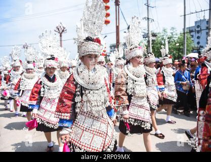 (180428) -- TAIJIANG, 28 aprile 2018 -- le donne del gruppo etnico Miao partecipano a una parata per celebrare il Festival delle sorelle Miao nella contea di Taijiang, prefettura autonoma di Miao-Dong di Qiandongnan, provincia di Guizhou nel sud-ovest della Cina, 28 aprile 2018. ) (wyo) CINA-GUIZHOU-MIAO GRUPPO ETNICO-SISTERS FESTIVAL (CN) TaoxLiang PUBLICATIONxNOTxINxCHN Foto Stock