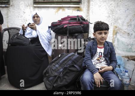 (180428) -- GAZA, 28 aprile 2018 -- Un ragazzo palestinese aspetta un permesso di viaggio per attraversare l'Egitto con la sua famiglia, a Khan Younis, nella Striscia di Gaza meridionale, il 28 aprile 2018. L'Egitto ha aperto il valico di Rafah sul suo confine con la Striscia di Gaza per tre giorni in entrambe le direzioni a partire da sabato. ) MIDEAST-KHAN YOUNIS-RAFAH CROSSING-OPENING WISSAMXNASSAR PUBLICATIONXNOTXINXCHN Foto Stock