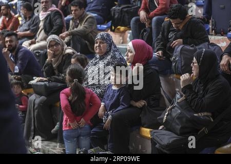 (180428) -- GAZA, 28 aprile 2018 -- i palestinesi aspettano i permessi di viaggio per attraversare l'Egitto, a Khan Younis, nella Striscia di Gaza meridionale, il 28 aprile 2018. L'Egitto ha aperto il valico di Rafah sul suo confine con la Striscia di Gaza per tre giorni in entrambe le direzioni a partire da sabato. ) MIDEAST-KHAN YOUNIS-RAFAH CROSSING-OPENING WISSAMXNASSAR PUBLICATIONXNOTXINXCHN Foto Stock