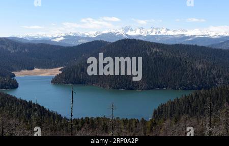 (180429) -- KUNMING, 29 aprile 2018 -- la foto del file scattata il 24 marzo 2017 mostra il paesaggio nella città di Shangri-la della prefettura autonoma tibetana di Deqen, nella provincia dello Yunnan della Cina sud-occidentale. Per mantenere il fiume Yangtze pulito e bello, negli ultimi anni sono stati compiuti sforzi per ripristinare l'ambiente ecologico nel corso superiore del fiume Yangtze nella provincia dello Yunnan. )(wsw) CHINA-YUNNAN-ECOLOGICAL ENVIRONMENTAL-RESTAURO (CN) LinxYiguang PUBLICATIONxNOTxINxCHN Foto Stock