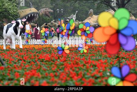 (180429) -- PECHINO, 29 aprile 2018 -- i turisti giocano su un prato decorato con ruote dentate nel parco divertimenti Shijingshan durante una festa primaverile a Pechino, capitale della Cina, 29 aprile 2018. La festa, decorata da varie ruote dentate, ha preso il via la domenica. ) (Zyd) CHINA-BEIJING-SPRING-FETE (CN) LixJundong PUBLICATIONxNOTxINxCHN Foto Stock