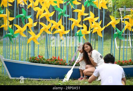 (180429) -- PECHINO, 29 aprile 2018 -- i turisti scattano foto con una decorazione a ruote dentate nel parco divertimenti Shijingshan durante una festa primaverile a Pechino, capitale della Cina, il 29 aprile 2018. La festa, decorata da varie ruote dentate, ha preso il via la domenica. ) (Zyd) CHINA-BEIJING-SPRING-FETE (CN) LixJundong PUBLICATIONxNOTxINxCHN Foto Stock