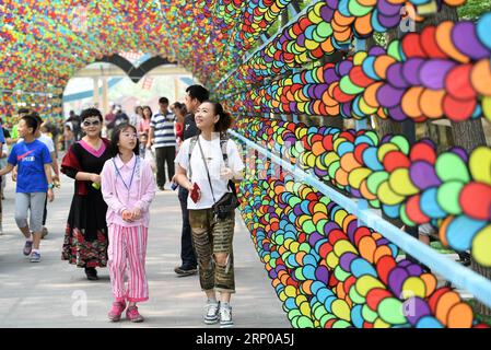 (180429) -- PECHINO, 29 aprile 2018 -- i turisti visitano un Pinwheels avenue nel parco divertimenti Shijingshan durante una festa primaverile a Pechino, capitale della Cina, il 29 aprile 2018. La festa, decorata da varie ruote dentate, ha preso il via la domenica. ) (Zyd) CHINA-BEIJING-SPRING-FETE (CN) LixJundong PUBLICATIONxNOTxINxCHN Foto Stock