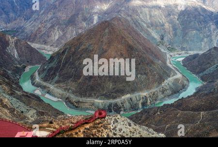 (180429) -- KUNMING, 29 aprile 2018 -- foto aerea scattata il 13 marzo 2018 mostra il fiume Jinsha nella prefettura autonoma tibetana di Deqen, nella provincia dello Yunnan della Cina sud-occidentale. Per mantenere il fiume Yangtze pulito e bello, negli ultimi anni sono stati compiuti sforzi per ripristinare l'ambiente ecologico nel corso superiore del fiume Yangtze nella provincia dello Yunnan. )(wsw) CHINA-YUNNAN-ECOLOGICAL ENVIRONMENTAL-RESTAURO (CN) LinxYiguang PUBLICATIONxNOTxINxCHN Foto Stock