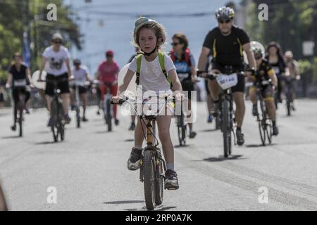 (180429) -- ATENE, 29 aprile 2018 -- Una giovane ragazza (Front) cavalca una bicicletta durante il 25° giro in bicicletta di Atene in Grecia, 29 aprile 2018. Migliaia di ciclisti hanno preso parte al 25° Tour ciclistico di Atene domenica con l'obiettivo di promuovere il ciclismo urbano in città e sensibilizzare gli aspetti positivi del ciclismo. (wtc) GRECIA-ATENE-TOUR IN BICICLETTA PanagiotisxMoschandreou PUBLICATIONxNOTxINxCHN Foto Stock