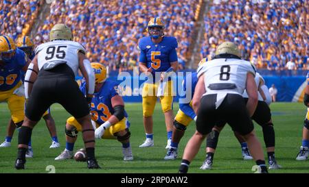 Pittsburgh, Pennsylvania, USA. 2 settembre 2023. Phil Jurkovec n. 5 durante i Pitt Panthers contro Wofford Terriers a Pittsburgh, Pennsylvania. Jason Pohuski/CSM/Alamy Live News Foto Stock