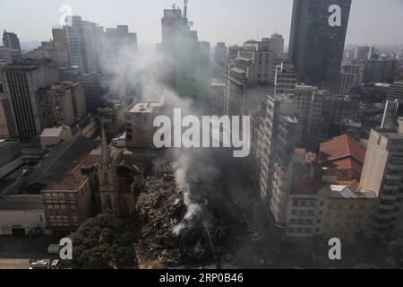 (180502) -- SAN PAOLO, 2 maggio 2018 -- la foto scattata il 2 maggio 2018 mostra una vista aerea del sito in cui un edificio che ha preso fuoco e crollato, a San Paolo, in Brasile. Quarantaquattro persone il mercoledì sono rimaste dispersi un giorno dopo che un incendio ha distrutto un edificio per uffici di 26 piani abbandonato nel centro di San Paolo, nel Brasile sud-orientale, hanno detto le autorità locali ). (rp) (rtg) (ah) (lrz) BRASIL-SAO PAULO-BUILDING COLLAPSE RahelxPatrasso PUBLICATIONxNOTxINxCHN Foto Stock