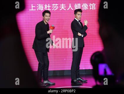 (180504) -- SHANGHAI, 4 maggio 2018 -- l'attore Mark Chao (R) posa per le foto con la sua figura di cera al Madame Tussauds Shanghai nella Cina orientale a Shanghai, 4 maggio 2018. ) (LMM) CHINA-SHANGHAI-MADAME TUSSAUDS-MARK CHAO-WAX FIGURE (CN) CHENXFEI PUBLICATIONXNOTXINXCHN Foto Stock