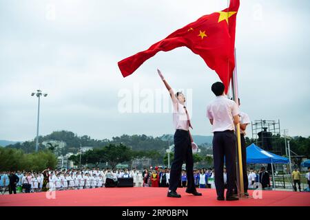 (180504) -- MACAO, 4 maggio 2018 -- gli studenti della Hou Kong Middle School partecipano a una cerimonia di innalzamento della bandiera in occasione della giornata della Gioventù cinese a Macao, 4 maggio 2018. Venerdì ha segnato l'anniversario del movimento del 4 maggio, una campagna patriottica iniziata dalle università e lanciata nel 1919 da giovani cinesi per combattere l'imperialismo e il feudalesimo. Il 4 maggio fu istituito come giornata della Gioventù nel 1949 dal governo cinese. ) (lmm) CINA-MACAO-GIORNATA GIOVANILE-CERIMONIA DI INNALZAMENTO DELLA BANDIERA (CN) CheongxKamxKa PUBLICATIONxNOTxINxCHN Foto Stock