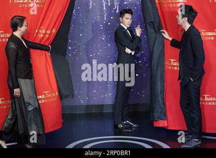 (180504) -- SHANGHAI, 4 maggio 2018 -- l'attore Mark Chao (R) partecipa ad una cerimonia di inaugurazione della sua figura di cera al Madame Tussauds di Shanghai nella Cina orientale a Shanghai, 4 maggio 2018. ) (LMM) CHINA-SHANGHAI-MADAME TUSSAUDS-MARK CHAO-WAX FIGURE (CN) CHENXFEI PUBLICATIONXNOTXINXCHN Foto Stock