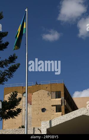 (180504) -- KIGALI, 4 maggio 2018 -- foto scattata il 27 aprile 2018 mostra i buchi di artiglieria e proiettili lasciati sul muro dell'edificio parlamentare durante il genocidio degli anni '1994, a Kigali, capitale del Ruanda. Ventiquattro anni dopo il genocidio ruandese che ha ucciso oltre un milione di persone, il Ruanda è passato da una nazione devastata a quello che è visto come un modello e un miracolo di sviluppo. ) La foto va con l'articolo intitolato News Analysis: What Make Rwanda Rise from genocide? RUANDA-KIGALI-POST-GENOCIDIO-SVILUPPO LyuxTianran PUBLICATIONxNOTxINxCHN Foto Stock