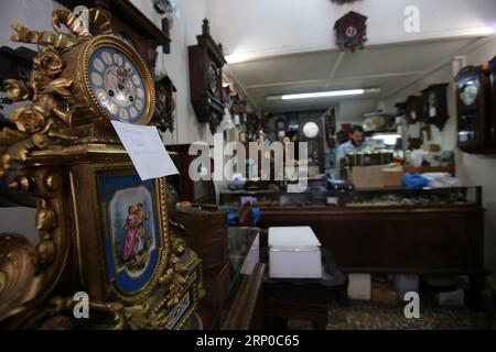 (180505) -- ATENE, 5 maggio 2018 -- foto scattata il 4 maggio 2018 mostra il negozio dell'artigiano Nikos Sideris ad Atene, Grecia. Un negozio specializzato nella riparazione di orologi e orologi antichi è riuscito a superare la crisi economica e a portare avanti un'eredità di 90 anni, nonostante l'impennata delle chiusure d'affari che hanno colpito Atene negli ultimi otto anni. ) (hy) GRECIA-ATENE-FOLKLORE-OROLOGERIA ARTIGIANALE MariosxLolos PUBLICATIONxNOTxINxCHN Foto Stock