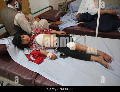 (180505) -- MEHTARLAM, 5 maggio 2018 -- una ragazza afghana ferita riceve cure mediche dopo un'esplosione in un ospedale locale di Mehtarlam, capitale della provincia di Laghman, Afghanistan, 5 maggio 2018. Circa 11 civili afghani sono rimasti feriti in un'esplosione nella provincia orientale di Laghman sabato, ha detto il governo provinciale. ) (wtc) AFGHANISTAN-LAGHMAN-BLAST SaifurahmanxSafi PUBLICATIONxNOTxINxCHN Foto Stock