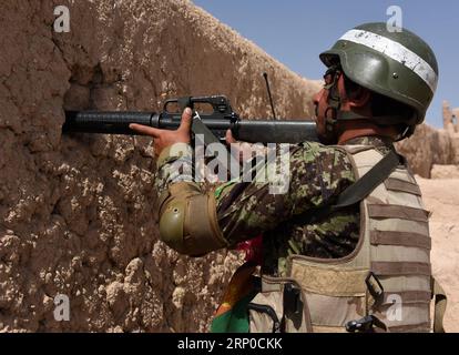(180506) -- TIRIN KOT, 6 maggio 2018 -- un membro della forza di sicurezza afghana partecipa a un'operazione militare a Tirin Kot, capitale della provincia di Uruzgan, Afghanistan, 5 maggio 2018. ) (wtc) OPERAZIONE MILITARE AFGHANISTAN-URUZGAN SanaullahxSeiam PUBLICATIONxNOTxINxCHN Foto Stock