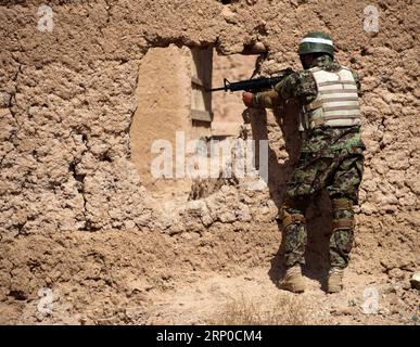 (180506) -- TIRIN KOT, 6 maggio 2018 -- un membro della forza di sicurezza afghana partecipa a un'operazione militare a Tirin Kot, capitale della provincia di Uruzgan, Afghanistan, 5 maggio 2018. ) (wtc) OPERAZIONE MILITARE AFGHANISTAN-URUZGAN SanaullahxSeiam PUBLICATIONxNOTxINxCHN Foto Stock