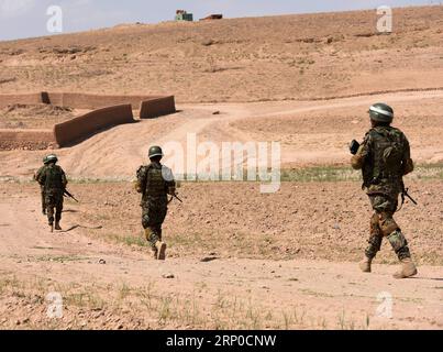(180506) -- TIRIN KOT, 6 maggio 2018 -- i membri delle forze di sicurezza afghane partecipano a un'operazione militare a Tirin Kot, capitale della provincia di Uruzgan, Afghanistan, 5 maggio 2018. ) (wtc) OPERAZIONE MILITARE AFGHANISTAN-URUZGAN SanaullahxSeiam PUBLICATIONxNOTxINxCHN Foto Stock