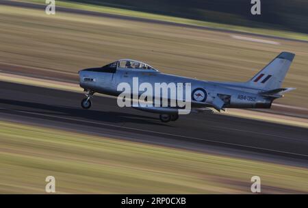 (180507) -- SYDNEY, 7 maggio 2018 -- il Sabre si esibisce al Wings Over Illawarra air show, all'Aeroporto di Albion Park, 100 km a sud di Sydney, Australia, 6 maggio 2018. Con oltre 80 velivoli in esposizione sia a terra che in cielo, il programma di quest'anno è stato il più grande di sempre, con più di 40.000 persone presenti per l'evento di due giorni il sabato e la domenica. ) (gj) AUSTRALIA-SYDNEY-AIR SHOW BaixXuefei PUBLICATIONxNOTxINxCHN Foto Stock