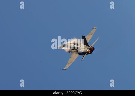 (180507) -- SYDNEY, 7 maggio 2018 -- un F-18 Hornet australiano si esibisce al Wings Over Illawarra air show, all'Aeroporto di Albion Park, 100 km a sud di Sydney, Australia, 6 maggio 2018. Con oltre 80 velivoli in esposizione sia a terra che in cielo, il programma di quest'anno è stato il più grande di sempre, con più di 40.000 persone presenti per l'evento di due giorni il sabato e la domenica. ) (gj) AUSTRALIA-SYDNEY-AIR SHOW BaixXuefei PUBLICATIONxNOTxINxCHN Foto Stock