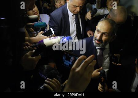 (180508) -- EREVAN, 8 maggio 2018 -- il nuovo primo ministro Nikol Pashinyan (R) riceve un'intervista al parlamento a Erevan, in Armenia, l'8 maggio 2018. Il Parlamento armeno martedì ha eletto il leader dell'opposizione Nikol Pashinyan come primo ministro del paese. ) (Zxj) ARMENIA-EREVAN-PM ELECTION-NIKOL PASHINYAN GevorgxGhazaryan PUBLICATIONxNOTxINxCHN Foto Stock