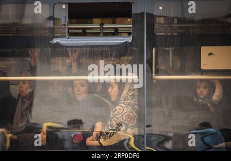 (180508) -- TEHERAN, 8 maggio 2018 -- le donne sono viste nella sezione femminile di un autobus pubblico nel centro di Teheran, capitale dell'Iran, l'8 maggio 2018. Gli iraniani di tutto il paese sono in attesa del momento critico in cui il presidente degli Stati Uniti Dunald Trump annuncerà la sua decisione sull'accordo nucleare con l'Iran martedì alla Casa Bianca. ) (rh) ACCORDO IRAN-TEHERAN-LIFE-NUCLEARE AhmadxHalabisaz PUBLICATIONxNOTxINxCHN Foto Stock