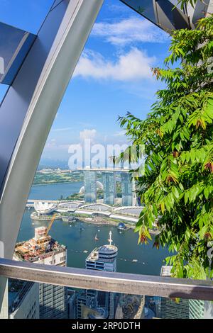 Vista su Marina Bay dal giardino pensile al 51° piano nell'edificio ecologico, CapitaSpring, 88 Market Street, Singapore Foto Stock