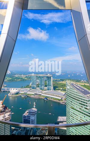 Viste verso l'iconica Marina Bay Sands, i negozi di Marina Bay Sands e il Museo ArtScience di Marina Bay, Singapore Foto Stock